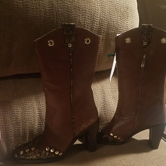 CAPETTA HEELED BOOTS 👢👢 - Picture 11 of 16